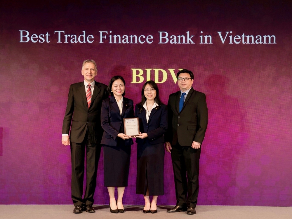 Bà Đặng Hoài Ly – PGĐ Trung tâm  Tác nghiệp Tài trợ Thương mại BIDV  và bà Phạm Minh Châu – PGĐ Ban Chính sách Sản phẩm Bán buôn BIDV nhận giải thưởng