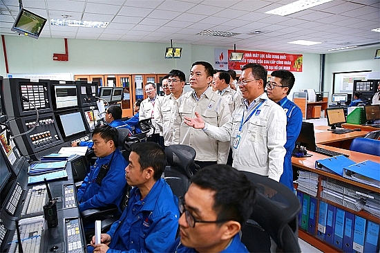  Tổng Giám đốc Petrovietnam Lê Ngọc Sơn và đoàn công tác thăm, kiểm tra công tác vận hành NMLD Dung Quất tại Phòng Điều khiển Trung tâm.