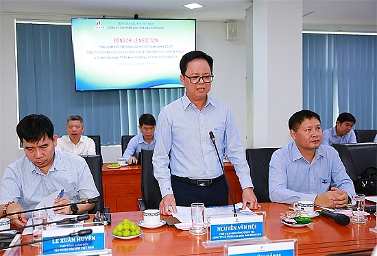 Chủ tịch HĐQT BSR Nguyễn Văn Hội báo cáo tại hội nghị.