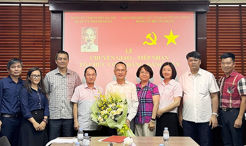Lãnh đạo Đảng ủy Khối các cơ quan TW và Quận ủy Thanh Xuân trao Quyết định chuyển giao và tiếp nhận tổ chức đảng và đảng viên CTCP TEXO tư vấn và đầu tư.
