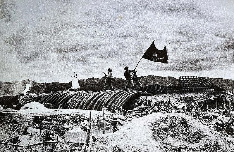 Cờ Quyết chiến quyết thắng tung bay trên nóc hầm Tướng De Castries tại Điện Biên Phủ (7/5/1954) - Ảnh tư liệu