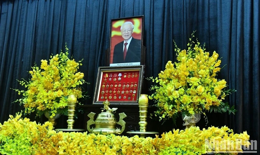 Di ảnh Tổng Bí thư Nguyễn Phú Trọng được đặt trang nghiêm trên bàn thờ Tổ quốc.
