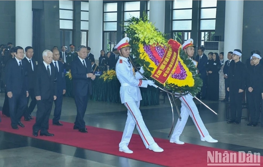 Đoàn Chủ tịch nước do đồng chí Tô Lâm, Ủy viên Bộ Chính trị, Chủ tịch nước làm Trưởng đoàn vào viếng và chia buồn cùng gia đình.