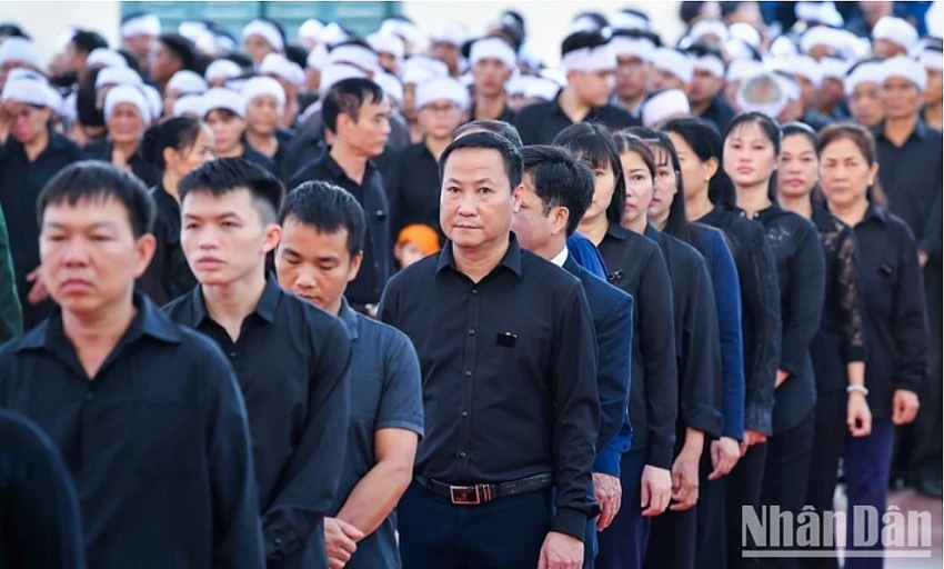 Trong ngày 25/7, hàng nghìn người đã có mặt tại nhà văn hóa thôn Lại Đà, xã Đông Hội, huyện Đông Anh, thành phố Hà Nội để viếng Tổng Bí thư Nguyễn Phú Trọng.