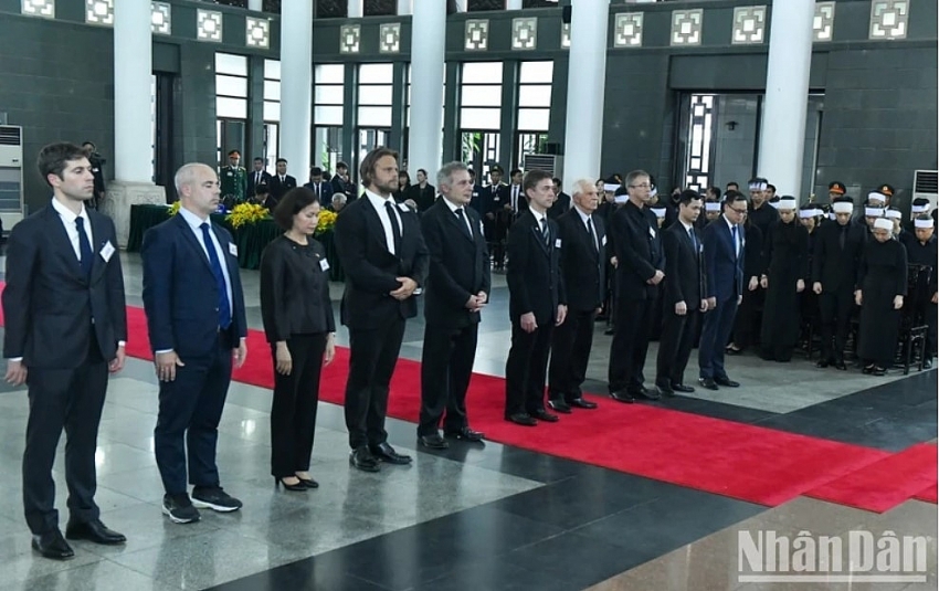Cũng trong ngày 25/7, đại diện lãnh đạo các nước, các tổ chức quốc tế đã đến viếng và chia buồn cùng gia đình Tổng Bí thư Nguyễn Phú Trọng.