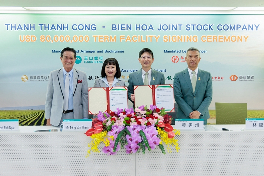 Bà Huỳnh Bích Ngọc - Chủ tịch HĐQT TTC AgriS và Lãnh đạo Tập đoàn TTC, E.SUN bank cùng Nhóm các định chế tài chính quốc tế tại buổi ký kết cho thương vụ huy động 80 triệu đô