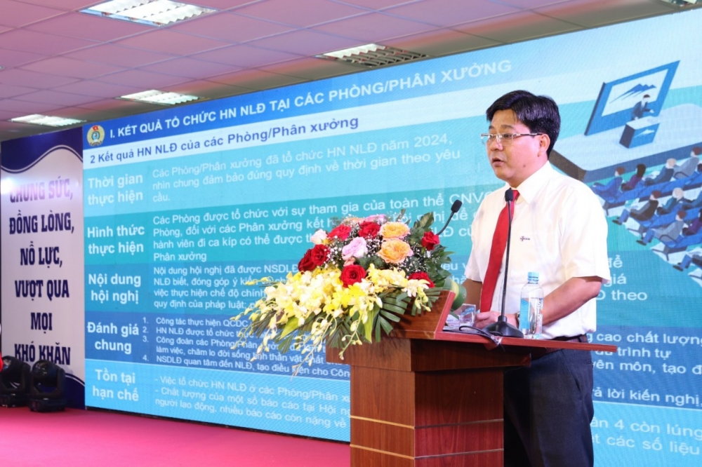 Ông Trần Ngọc Hưởng, Phó giám đốc, Chủ tịch Công đoàn nhà máy báo cáo tổng hợp các ý kiến được giải quyết thỏa đáng cho người lao động