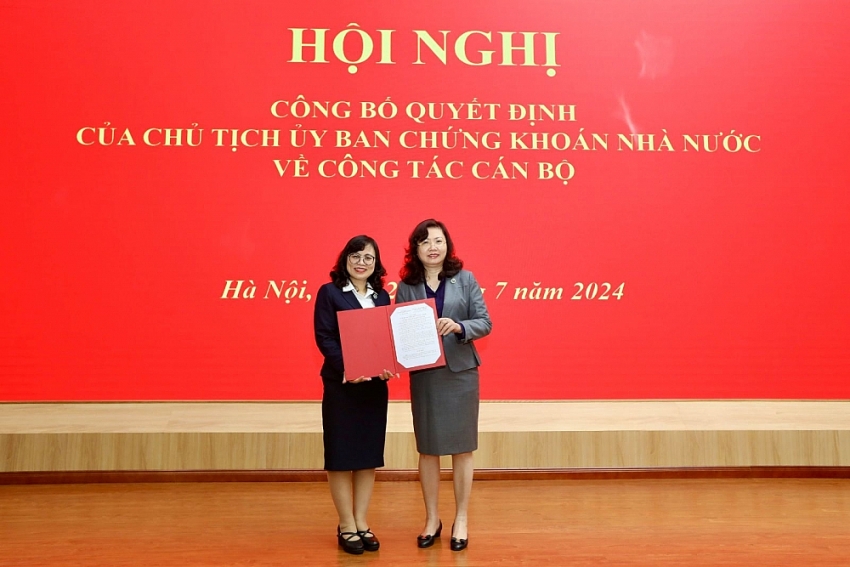 Ảnh: Bà Vũ Thị Chân Phương trao quyết định bổ nhiệm cho bà Lê thị Việt Nga