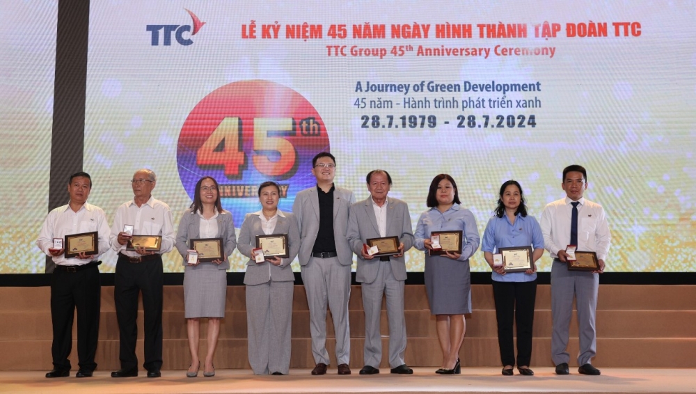 Buổi lễ là dịp đặc biệt để tôn vinh đội ngũ cán bộ nhân viên thâm niên đã cống hiến, đóng góp vào sự phát triển của Tập đoàn