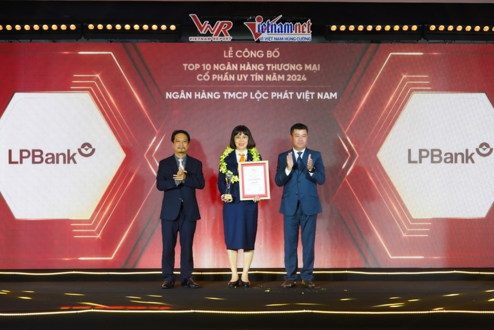 Bà Nguyễn Ánh Vân – Phó Tổng Giám đốc đại diện LPBank nhận giải thưởng Top 10 Ngân hàng TMCP Tư nhân uy tín