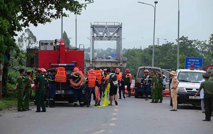 Lực lượng chức năng tiến hành công tác cứu nạn tại cầu Phong Châu (Ảnh: Đức Tùng