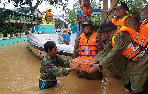 Cá nhân tham gia vào hoạt động từ thiện hỗ trợ người dân gặp khó khăn do bão lũ cần tuân thủ các quy định của Nghị định số 93/2021/NĐ-CP