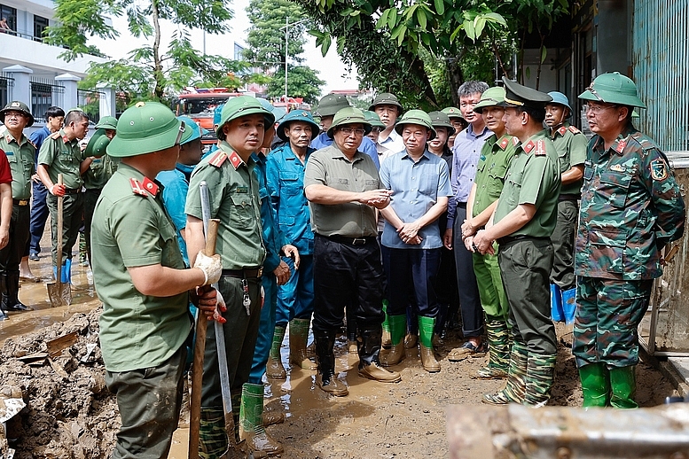 Thủ tướng Phạm Minh Chính thị sát khu vực bị ngập tại phường Hồng Hà, TP. Yên Bá