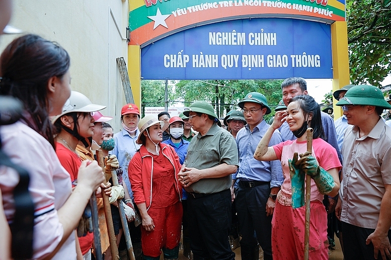 Thủ tướng thăm hỏi, động viên các giáo viên Trường Mầm non Hoa Lan đang tham gia dọn dẹp trường