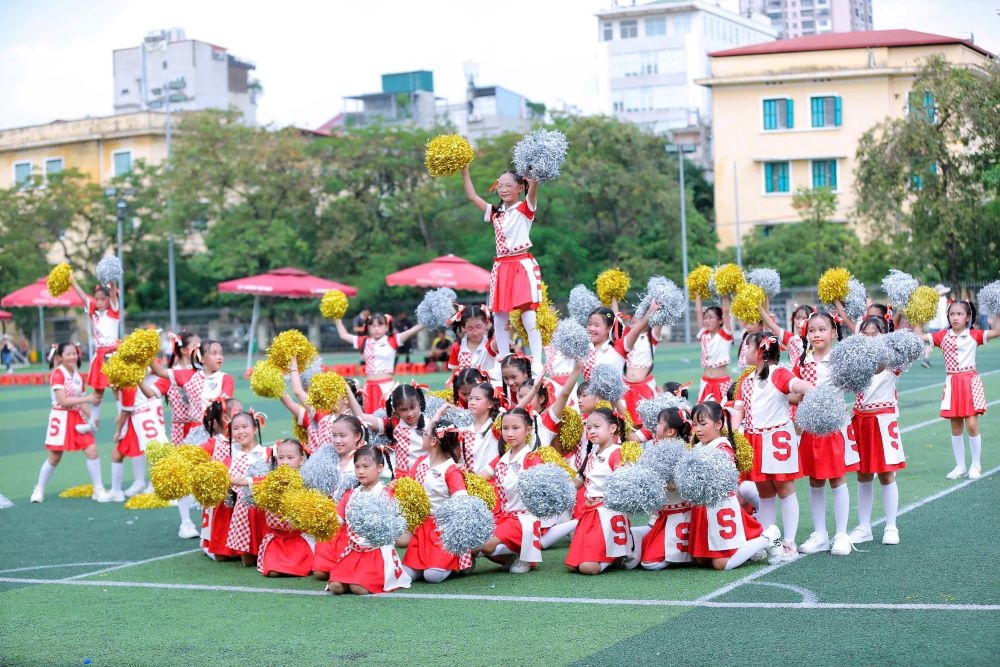 Hàng trăm cầu thủ nhí tranh tài tại Giải bóng đá học sinh trường tiểu học Dịch Vọng A năm học 2024 - 2025