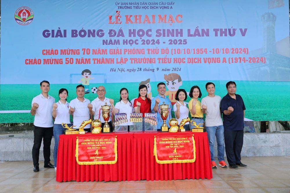 Giải bóng đá học sinh trường Tiểu học Dịch Vọng A lần thứ V, năm học 2024 - 2025 là một trong chuỗi các hoạt động chào mừng 70 năm Ngày giải phóng Thủ đô (10/10/1954 – 10/10/2024) và hướng đến kỉ niệm 50 năm thành lập trường (1974 – 2024). 