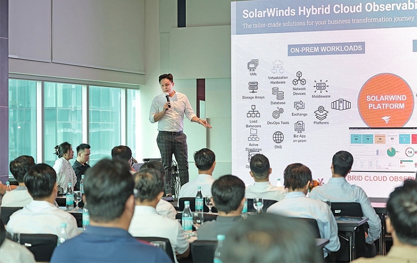 Ông Lý Thế Hưng, đại diện hãng SolarWinds tại Việt Nam, Lào, Campuchia và Myanmar, giới thiệu giải pháp giám sát và quản lý hệ thống công nghệ thông tin thế hệ mới