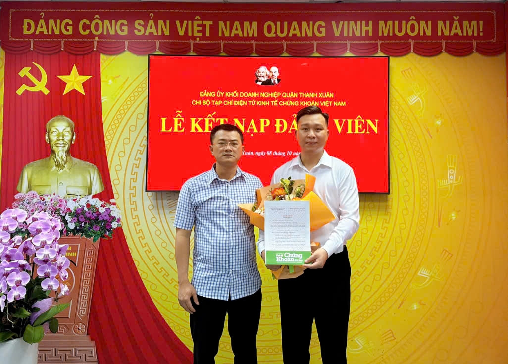 Chi bộ Tạp chí điện tử Kinh tế Chứng khoán Việt Nam tổ chức Lễ kết nạp Đảng viên mới