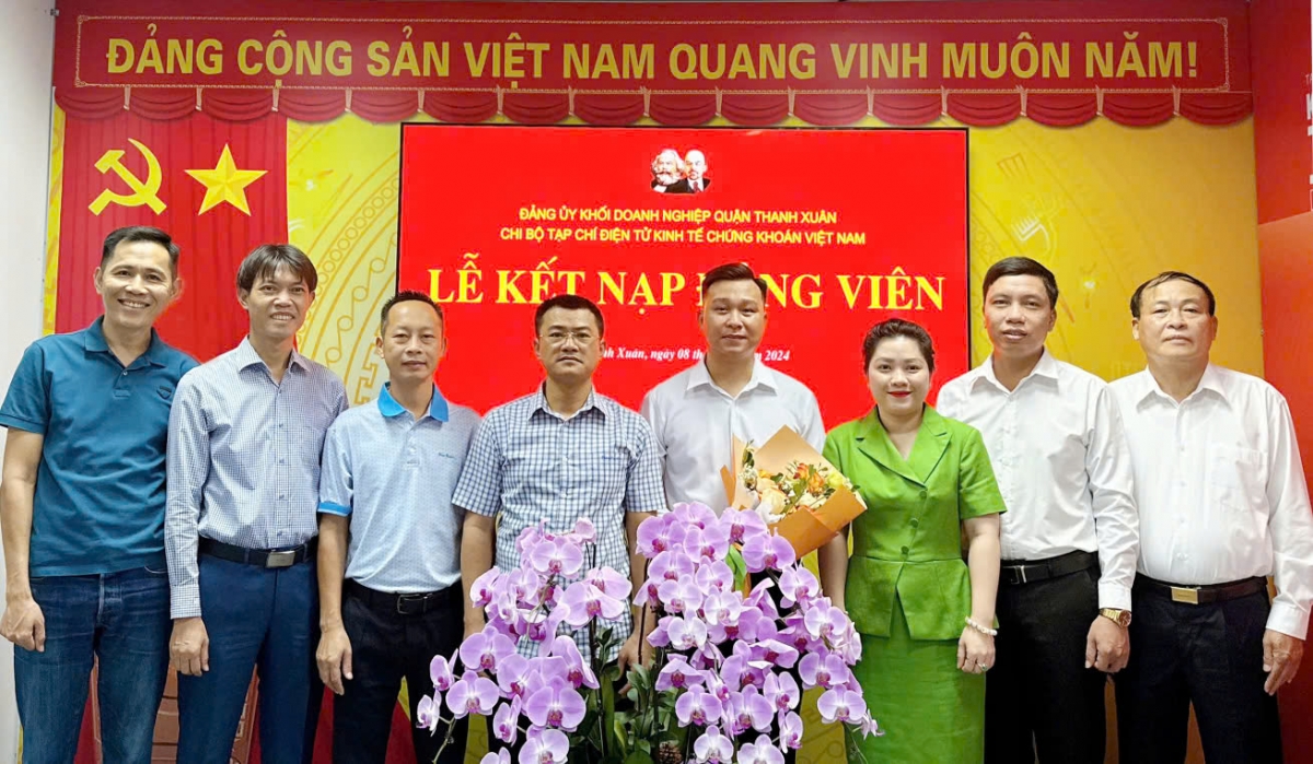 Chi bộ Tạp chí điện tử Kinh tế Chứng khoán Việt Nam tổ chức Lễ kết nạp Đảng viên mới