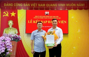 Chi bộ Tạp chí điện tử Kinh tế Chứng khoán Việt Nam tổ chức Lễ kết nạp Đảng viên mới