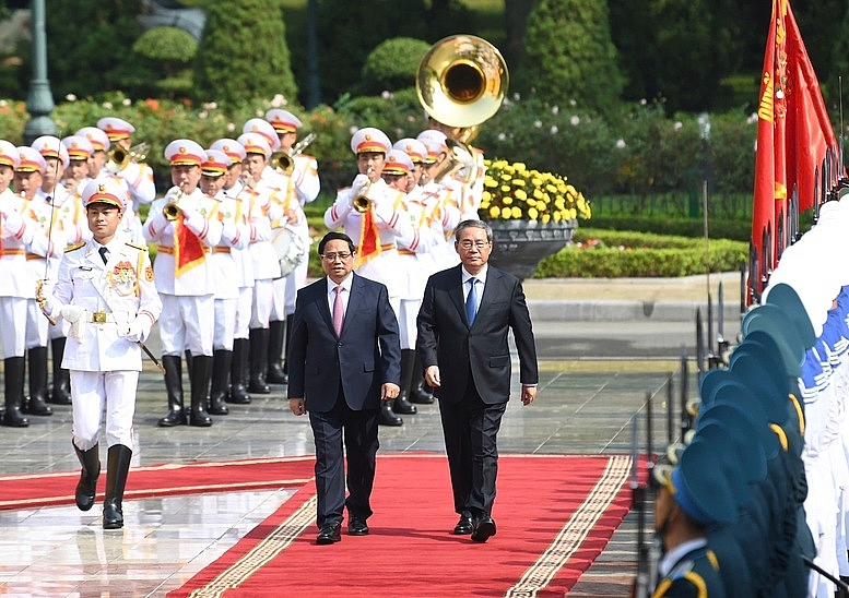 Thủ tướng Phạm Minh Chính và Thủ tướng Trung Quốc Lý Cường duyệt Đội danh dự Quân đội nhân dân Việt Nam - Ảnh: VGP