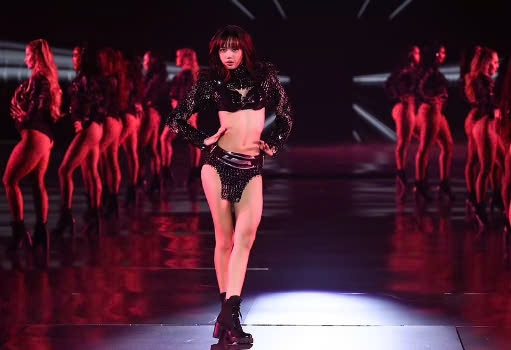 Im lặng bất ngờ khi Lisa biểu diễn tại Victoria's Secret Show: Có hay không sự phân biệt đối xử?