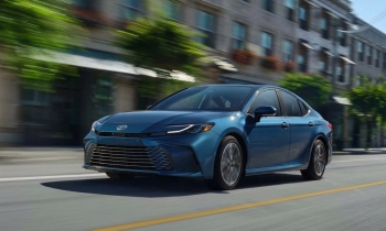 Toyota Camry 2025 "chào sân" với ngoại hình mới, giá không đổi: Sẵn sàng soán ngôi Kia K5