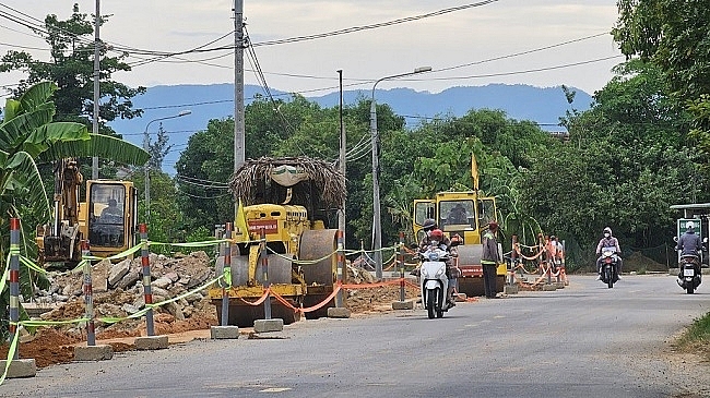 Thi công mở rộng nền đường qua huyện Thăng Bình, thuộc Gói XD01 do Liên danh Công ty CP Tập đoàn xây dựng 168 Việt Nam - Công ty TNHH Đồng Thuận Hà đảm nhận