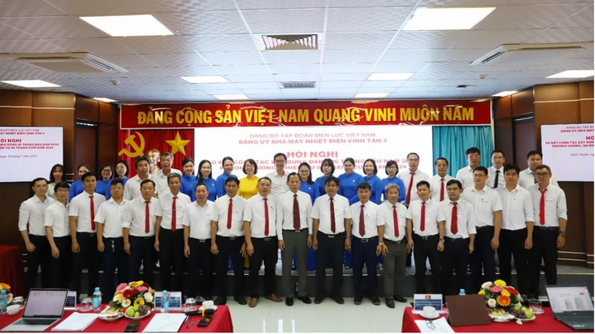 Đảng bộ NMNĐ Vĩnh Tân 4 chụp hình lưu niệm tại Hội nghị Sơ kết công tác đảng 06 tháng đầu năm 2024; phương hướng, nhiệm vụ 06 tháng cuối năm 2024