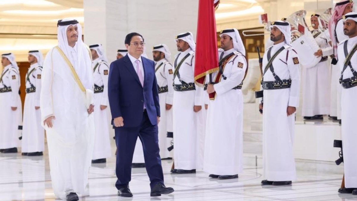 Thủ tướng Nhà nước Qatar Sheikh Mohammed bin Abdulrahman bin Jasim Al-Thani chủ trì lễ đón chính thức Thủ tướng Chính phủ Phạm Minh Chính và Phu nhân, cùng đoàn đại biểu cấp cao Việt Nam thăm chính thức Nhà nước Qatar - Ảnh: VGP