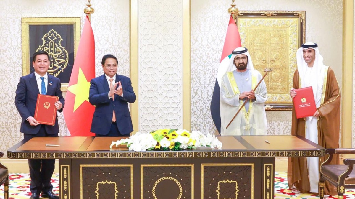 Thủ tướng Chính phủ Phạm Minh Chính và Phó Tổng thống kiêm Thủ tướng UAE Sheikh Mohammed bin Rashid Al Maktoum chứng kiến lễ ký kết Hiệp định CEPA, hiệp định thương mại tự do đầu tiên của Việt Nam với một nước Arab - Ảnh: VGP