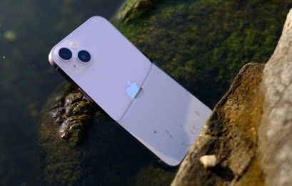 Giá iPhone 14 Plus giảm chạm đáy: Màn hình lớn, pin trâu, còn chờ gì nữa?