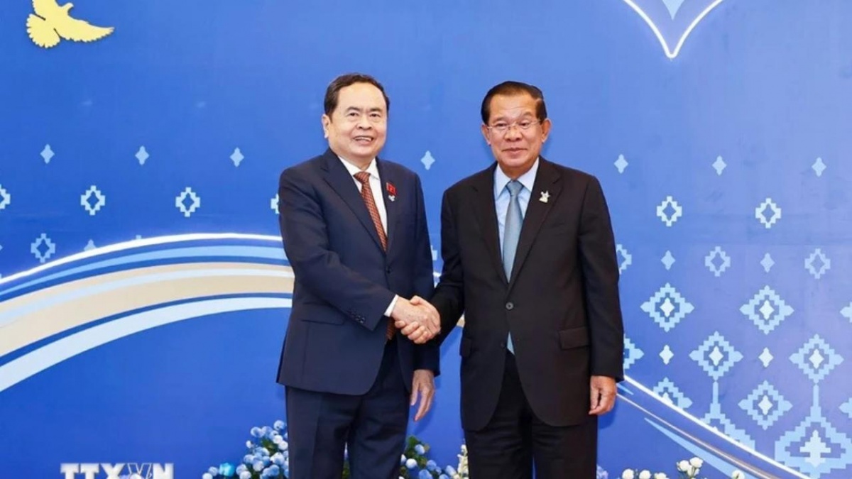 Chủ tịch Đảng Nhân dân Campuchia, Chủ tịch Thượng viện Campuchia Samdech Techo Hun Sen đón Chủ tịch Quốc hội Trần Thanh Mẫn dự Hội nghị. (Ảnh: Doãn Tấn/TTXVN)