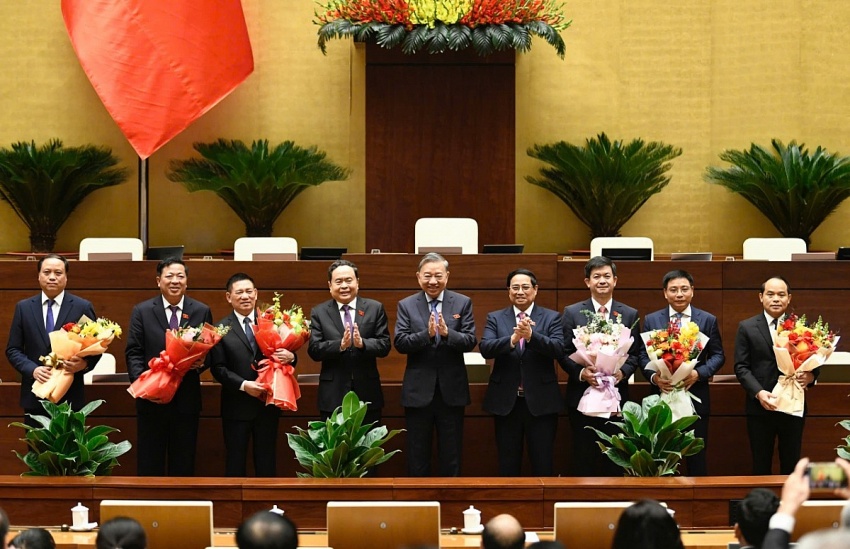 Tổng bí thư Tô Lâm, Thủ tướng Chính phủ Phạm Minh Chính, Chủ tịch Quốc hội Trần Thanh Mẫn tặng hoa chúc mừng các đồng chí đã hoàn thành nhiệm vụ và các đồng chí mới được phê chuẩn bổ nhiệm.