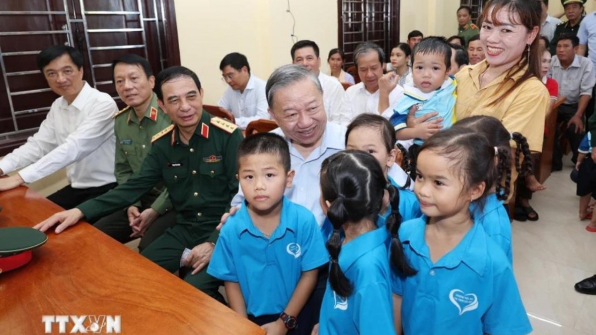 Tổng Bí thư, Chủ tịch nước Tô Lâm với trẻ em huyện đảo Cồn Cỏ trong chuyến công tác tại tỉnh Quảng Trị ngày 16/10/2024 - Ảnh: TTXVN