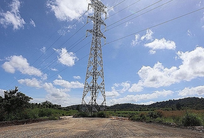 Trụ điện cao thế T20 thuộc Dự án Trạm biến áp 220kV Krông Ana nằm chồng lấn với tuyến đường tại Km32+629