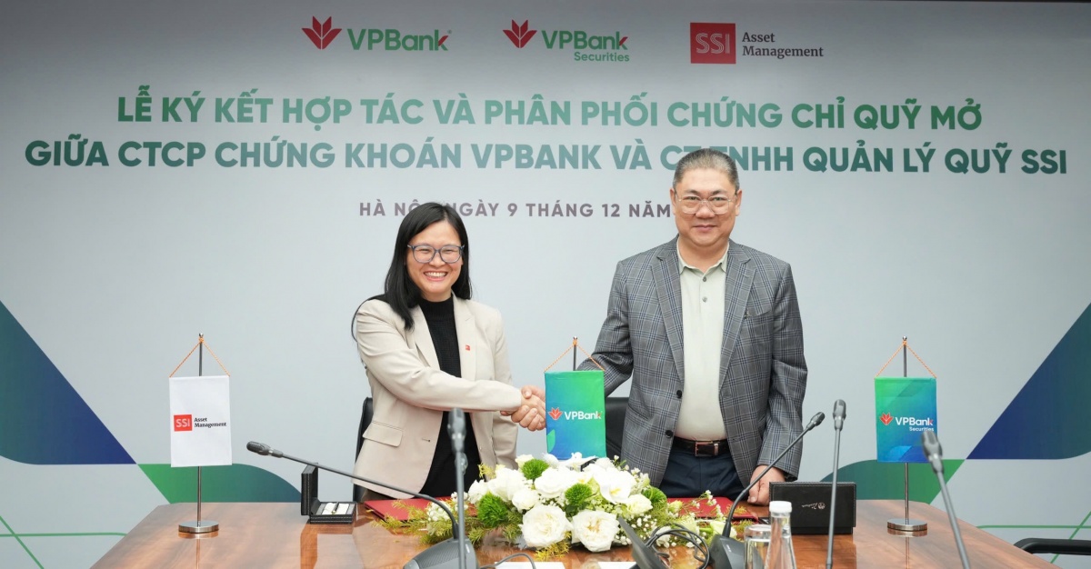 Ông Vũ Hữu Điền – Chủ tịch Công ty Cổ phần Chứng khoán VPBank (VPBankS) và bà Nguyễn Ngọc Anh – Tổng giám đốc công ty TNHH Quản lý Qũy SSI (SSIAM) đã ký kết hợp tác phân phối chứng chỉ  quỹ hàng đầu của SSI qua nền tảng giao dịch của VPBankS