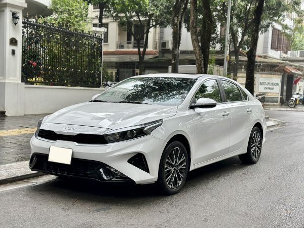 KIA K3 cuối năm lăn bánh chỉ hơn 600 triệu, rinh ngay về nhà đón Tết