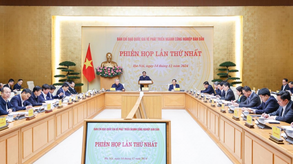 Thủ tướng lưu ý coi phát triển nguồn nhân lực, thể chế và hạ tầng cho công nghiệp bán dẫn là chiến lược toàn diện; phải triển khai, đầu tư cho xứng tầm đột phá chiến lược - Ảnh: VGP/Nhật Bắc