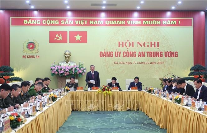 Tổng Bí thư nhấn mạnh: “Bảo đảm an ninh, trật tự phải góp phần mở rộng không gian phát triển, thúc đẩy mạnh mẽ các hoạt động đầu tư, sản xuất kinh doanh; tạo thuận lợi cao nhất cho mọi hoạt động bình thường trong khuôn khổ pháp luật, đóng góp xây dựng đất nước, nâng cao đời sống của nhân dân cho các tổ chức, cá nhân, doanh nghiệp, doanh nhân trong và ngoài nước” - Ảnh: TTXVN