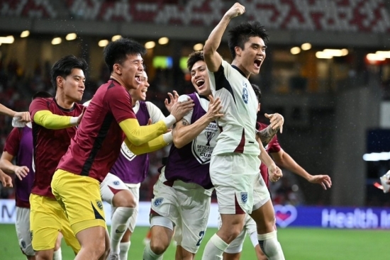 Thái Lan ngược dòng 4-2 trước Singapore, sớm vào bán kết ASEAN Cup