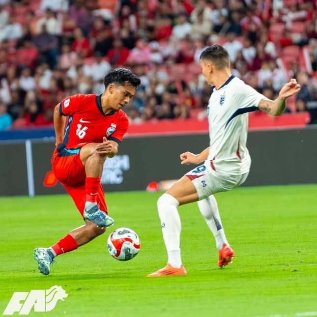 Thái Lan ngược dòng 4-2 trước Singapore, sớm vào bán kết ASEAN Cup