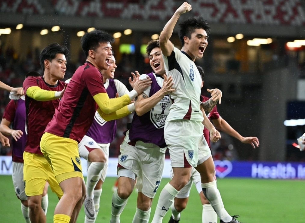 Thái Lan ngược dòng 4-2 trước Singapore, sớm vào bán kết ASEAN Cup