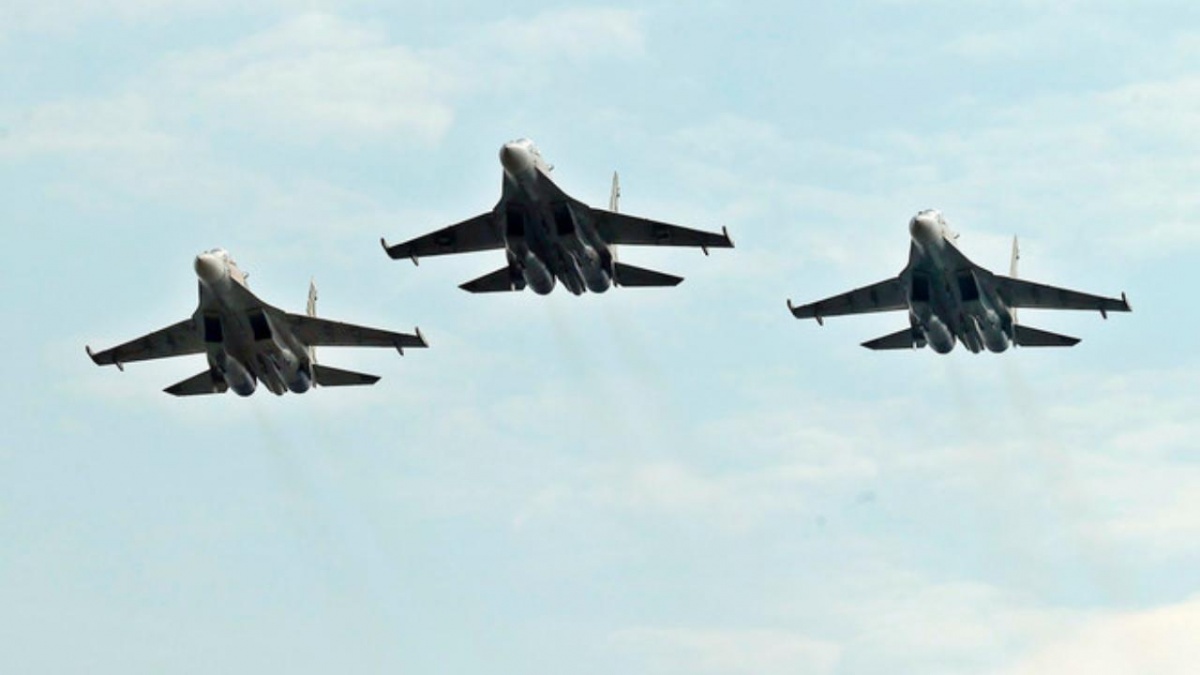 Biên đội máy bay tiêm kích Su-30MK2 của lực lượng không quân Việt Nam bay trình diễn. (Ảnh: Văn Điệp/TTXVN)