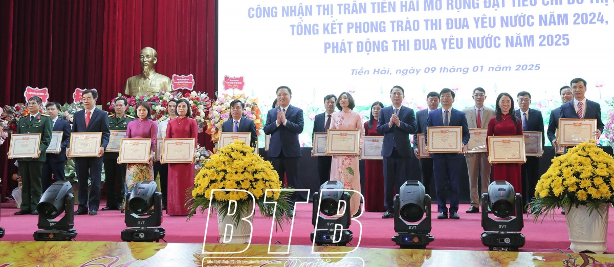 Lãnh đạo huyện Tiền Hải khen thưởng các tập thể, cá nhân đạt thành tích trong các phong trào thi đua.