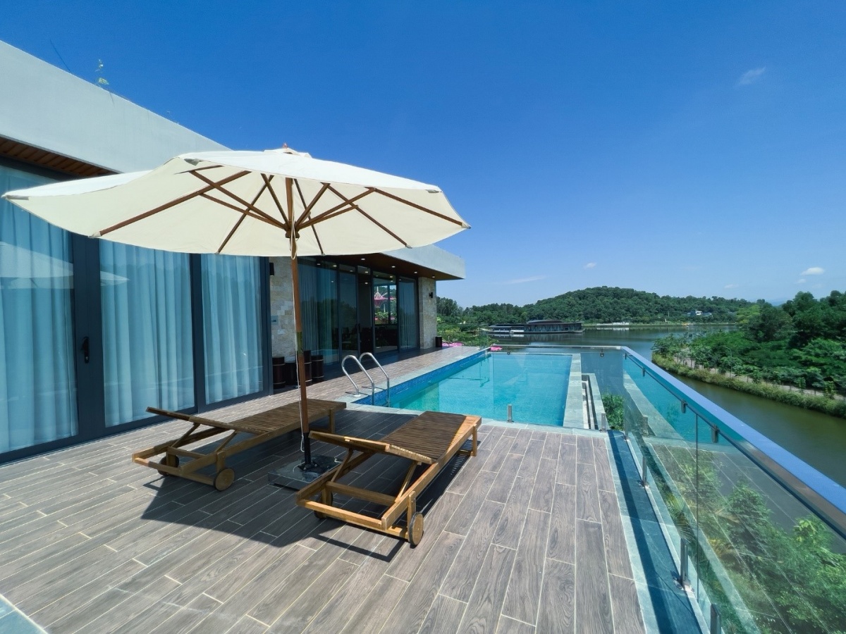 Từ Over Water Villa nhìn ra toàn cảnh bình yên non nước của khu nghỉ dưỡng