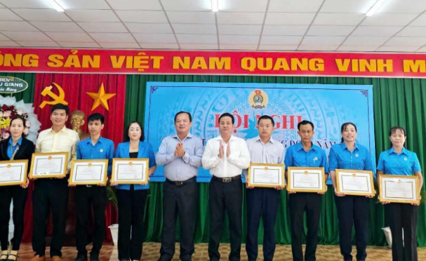 Công ty TNHH Number One Hậu Giang là một trong những đơn vị được Liên đoàn Lao động tỉnh trao bằng khen tại hội nghị