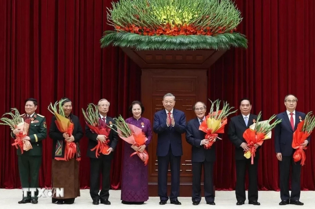 Tổng Bí thư Tô Lâm trao tặng Huân chương Hồ Chí Minh cho các đồng chí nguyên lãnh đạo Đảng, Nhà nước. Ảnh: Thống Nhất/TTXVN