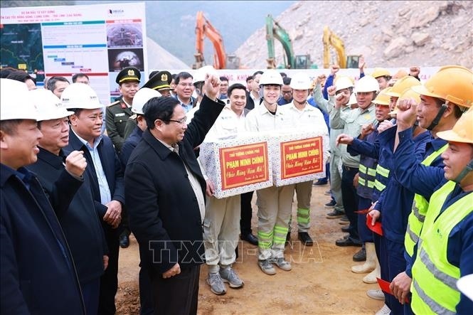 Thủ tướng Phạm Minh Chính và các đơn vị thi công thể hiện quyết tâm hoàn thành đúng tiến độ dự án cao tốc Đồng Đăng - Trà Lĩnh. (Ảnh: TTXVN)