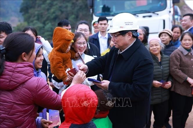 Thủ tướng Phạm Minh Chính thăm, chúc Tết nhân dân vùng dự án cao tốc Đồng Đăng - Trà Lĩnh.  